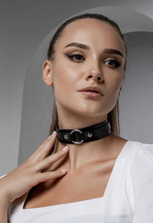  Чокер из натуральной кожи, широкий, с одним кольцом